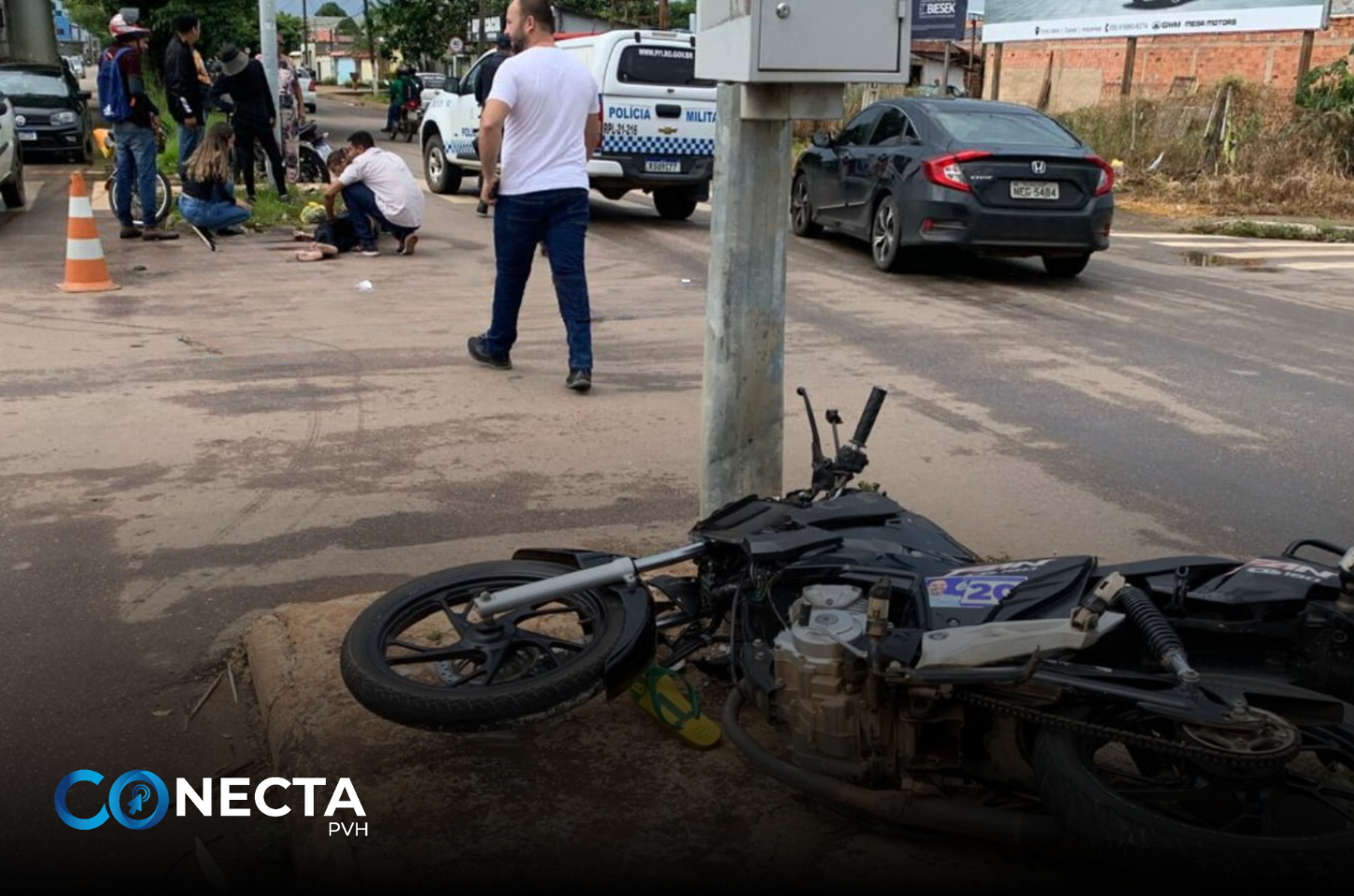 Motociclista sofre grave acidente ao colidir com poste de semáforo em Porto Velho