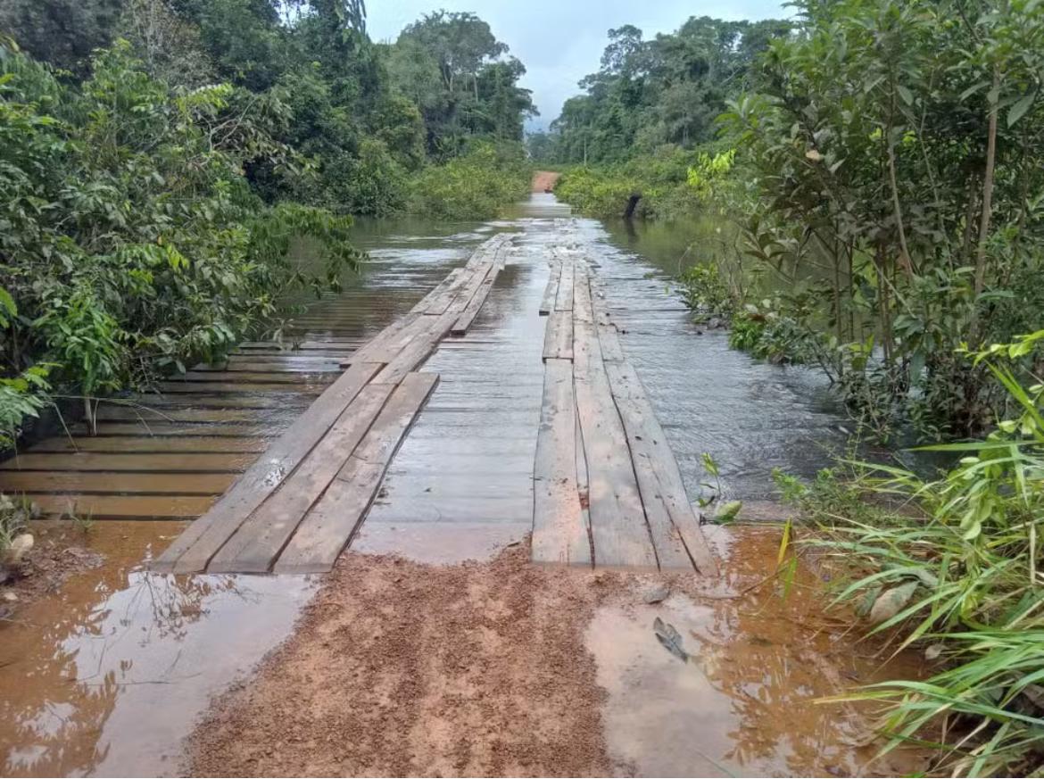 Rio das Garças transborda e encobre ponte na zona rural de Porto Velho