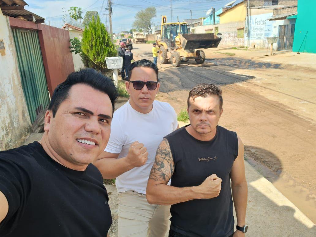 Vereador Edimilson Dourado acompanha serviço de tapa-buraco no bairro Caladinho