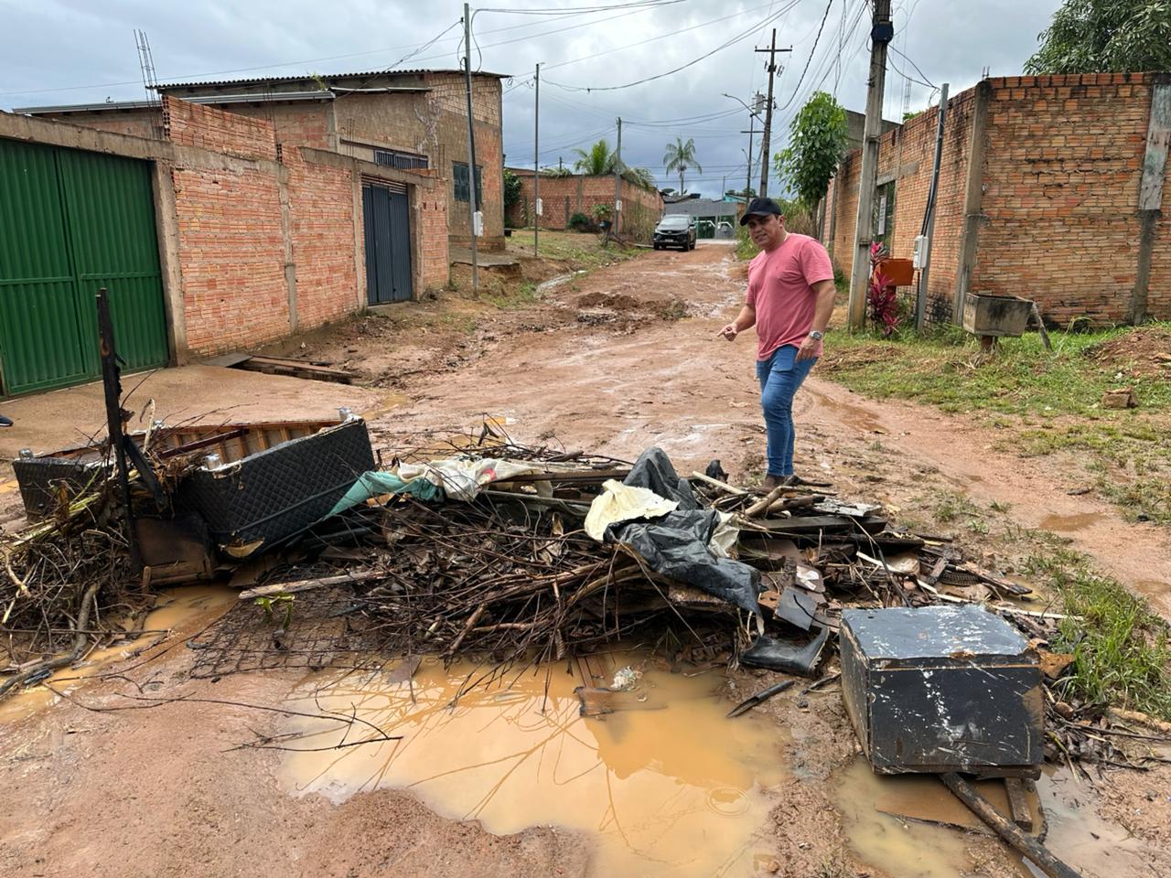 Vereador Edimilson Dourado acompanha secretário em vistoria e cobra asfaltamento de ruas no Cidade Nova