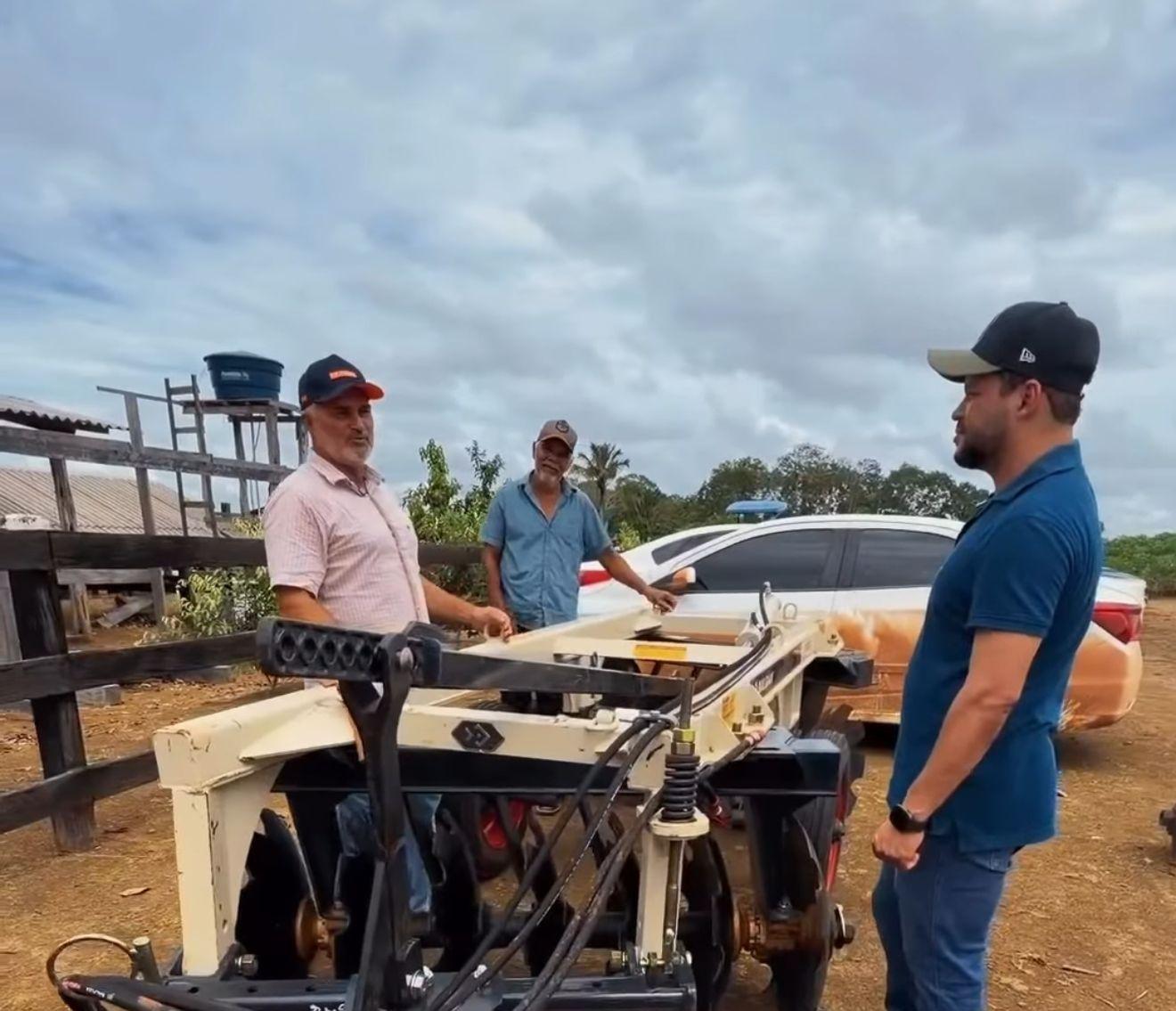 Deputado Edevaldo Neves fortalece agricultura familiar com entrega de implemento agrícola em Itapuã do Oeste