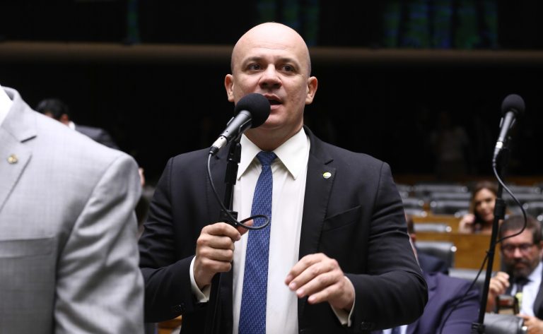 Projeto torna crime criar entidade falsa para desviar dinheiro público