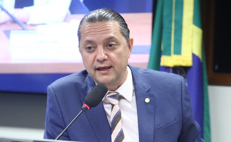 Comissão aprova cordão de fita roxa como símbolo para identificar pessoas com Alzheimer