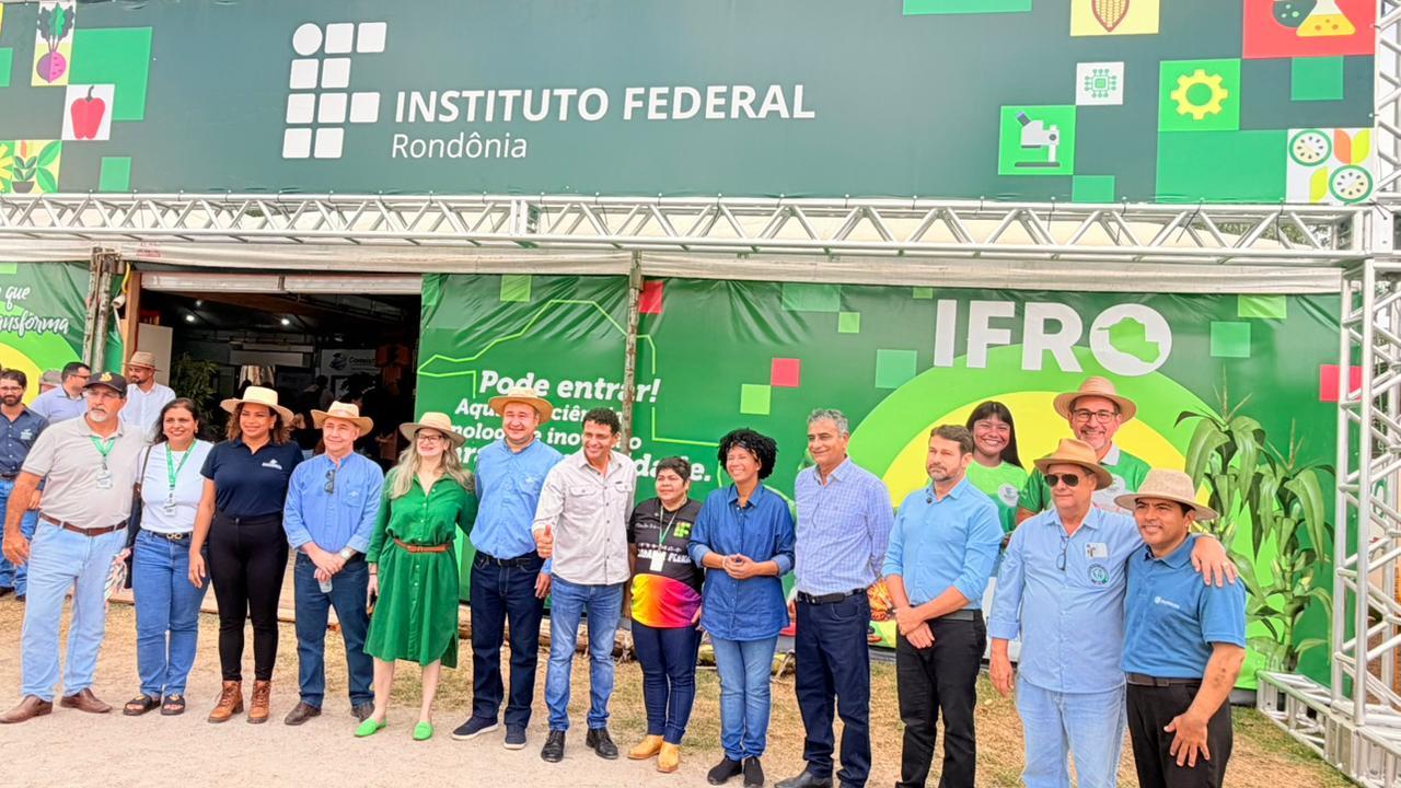 Deputada Sílvia Cristina entrega ônibus à Faperon/Senar durante a Rondônia Rural Show