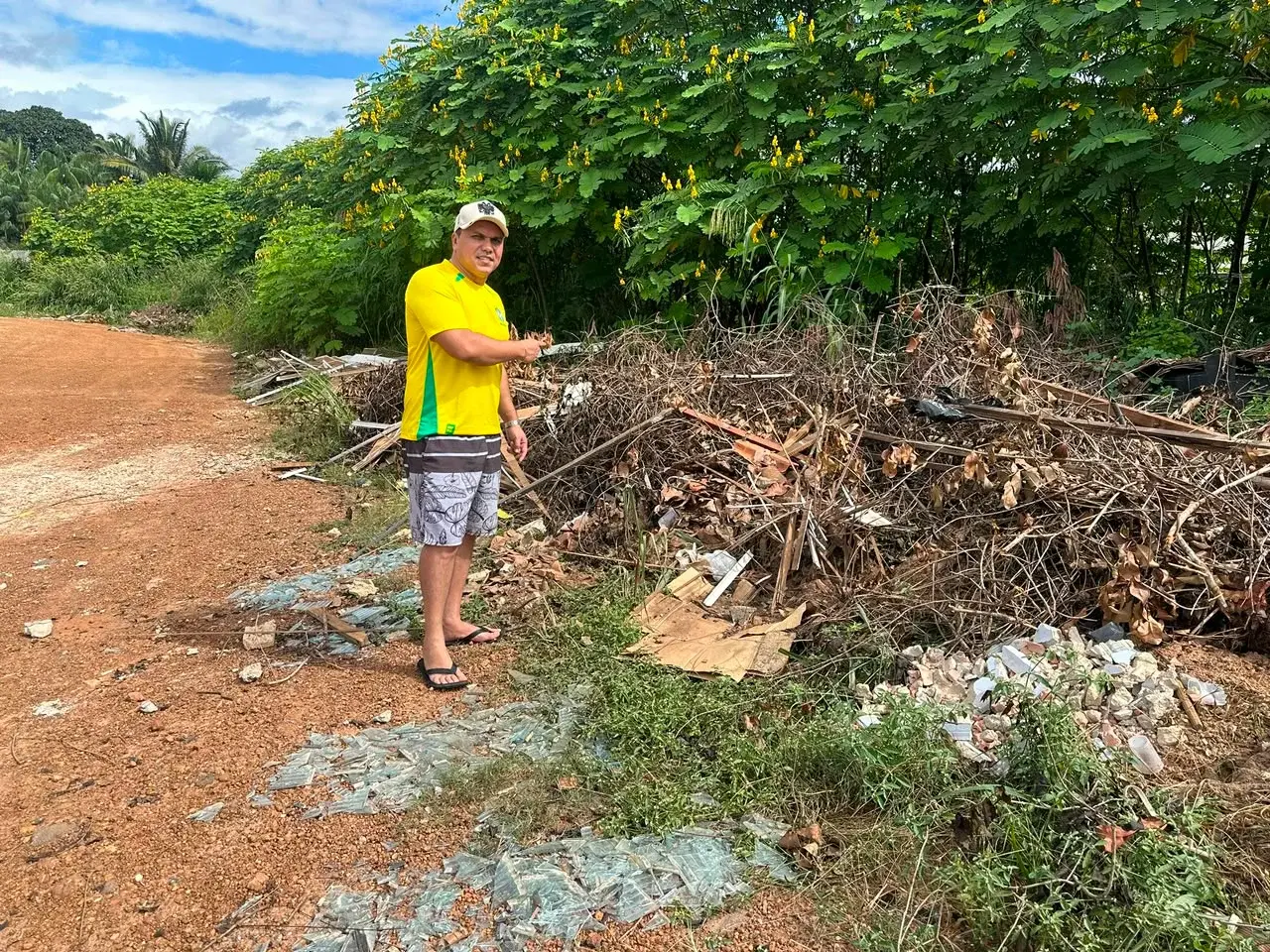 Mutirão de limpeza é realizado no Bairro Aeroclube após solicitação do vereador Edimilson Dourado