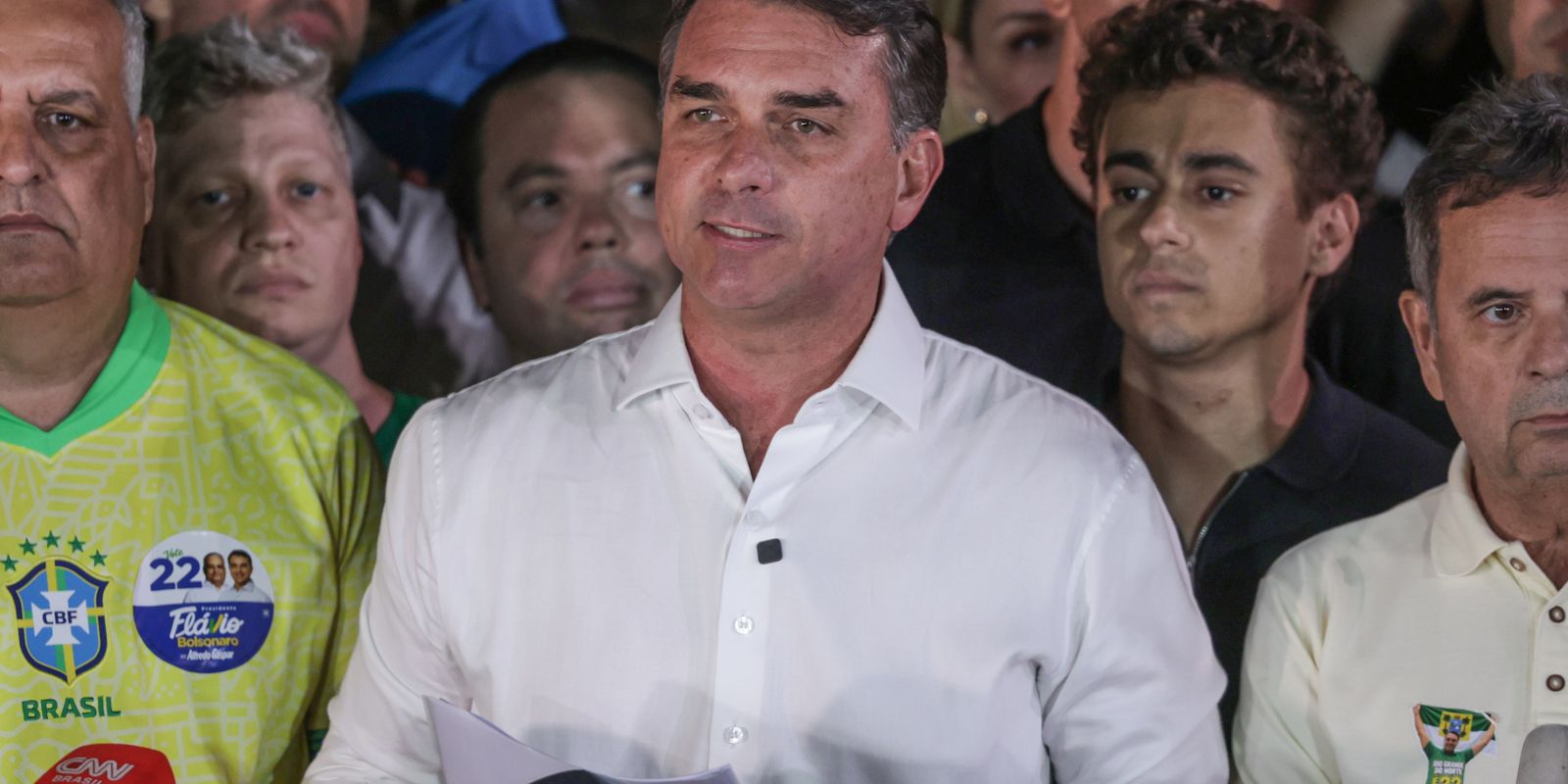 Em carta golpista, Flávio agradece Milei e Trump por apoio para fuga