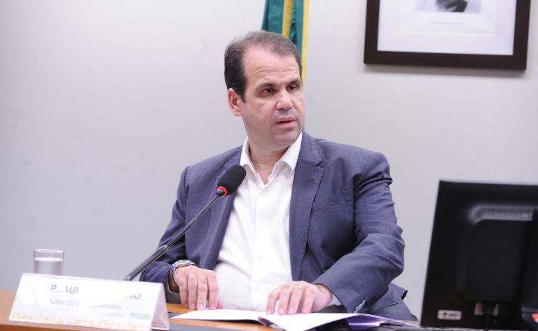 Projeto torna obrigatório indicar a cor de roupa na etiqueta para auxiliar daltônicos