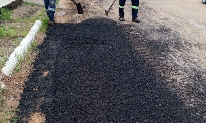 Após pedido de Edimilson Dourado, SEINFRA inicia tapa-buraco na Rua do Sol