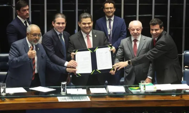 Congresso promulga emenda que acaba com escala 6x1 e estabelece jornada máxima de 40 horas semanais