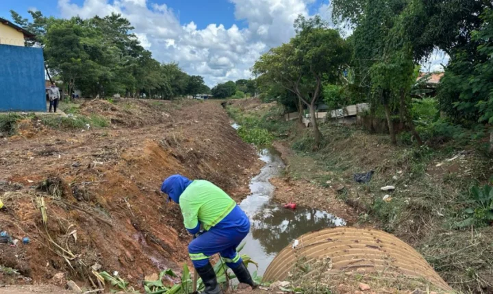 EDIMILSON DOURADO: Limpeza de canal no bairro Castanheira é realizada após pedido do vereador