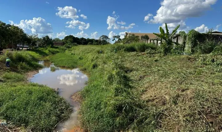 Pedido do vereador Edimilson Dourado é atendido e SEINFRA realiza limpeza de canal no bairro Castanheira