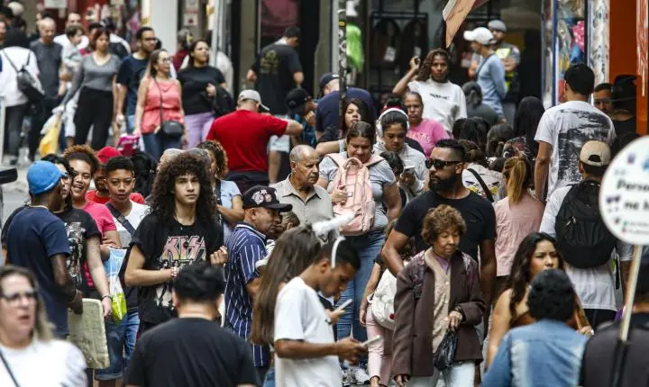 População no Brasil cresce em ritmo menor e está envelhecendo
